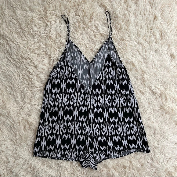 Victoria’s Secret double V romper black and white cover up in the straps size M - Picture 7 of 8